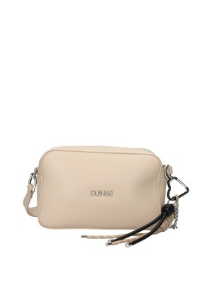 Pequeño bolso bandolera rectangular beige con logo plateado SUN68, borla trenzada en negro y beige, y detalle de cadena plateada sobre fondo blanco.
