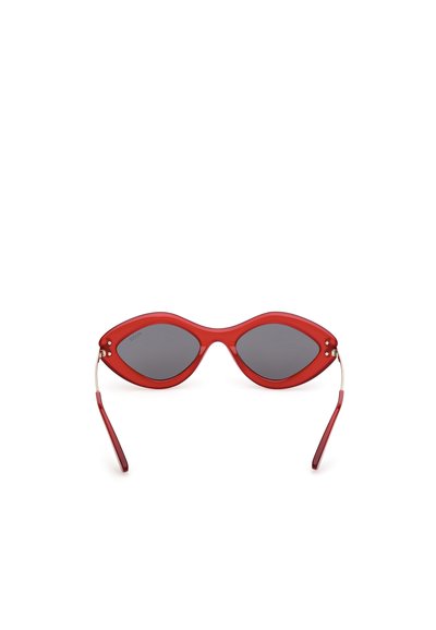 Červené plastové sluneční brýle s ostrým kočičím tvarem, vybavené tmavými skly a tenkými kovovými obroučkami. Texturovaný rám a viditelné detaily hardware.