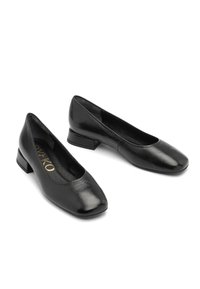 Musta matalakorkoiset nahkakenkiä naisille, joissa on pyöreät nelikulmaiset varpaat, esiteltynä valkoista taustaa vasten.