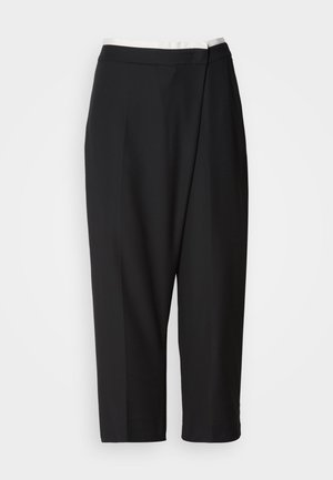 Zwarte cropped broeken met een gladde textuur, voorzien van een witte accent bij de tailleband en een geplooid voorkantontwerp voor een nette uitstraling.