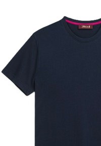 T-shirt di cotone blu navy con maniche corte, scollo a girocollo e un accentuazione rosa a contrasto all'interno del colletto. Design semplice e minimale.