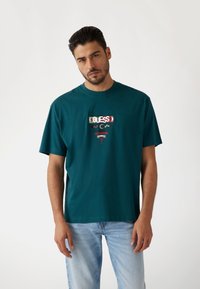 Guess IMPRIMÉ LOGO - Camiseta estampada - vert