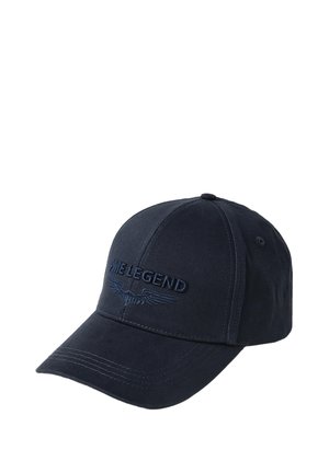 Gorra de béisbol azul marino oscuro con texto bordado "GAME LEGEND" y emblema alado en el panel frontal, con visera curva cosida y ojales de ventilación.