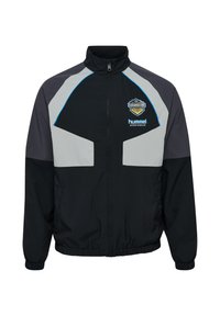 Svart vindjacka med grå och blå detaljer, med dragkedja framtill, hög krage och elastiska muddar. Logotyp på vänster bröst.