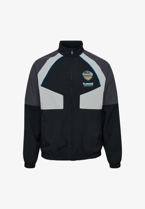 Schwarze Windjacke mit grauen und blauen Akzenten, ausgestattet mit einem Frontreißverschluss, hohem Kragen und elastischen Bündchen. Logo auf der linken Brustseite.