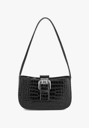 Čierna kabelka s embosovaním krokodíla, zakriveného tvaru, s obdĺžnikovou prackou a tenkým, nastaviteľným remienkom. Hladká textura.