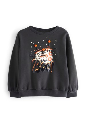 Zwart sweatshirt met Halloween-ontwerp van drie spoken die oranje heksenhoeden dragen, omringd door sterren en vleermuizen, met de tekst "Boe!" in oranje en zwart.