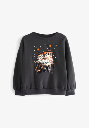 Czarna bluza z kapturem z halloweenowym motywem trzech duchów w pomarańczowych kapeluszach czarownic, otoczonych gwiazdkami i nietoperzami, z napisem "Boo!" w kolorze pomarańczowym i czarnym.