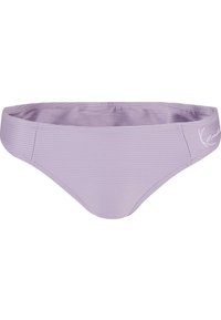 Lila bikini alsó bordázott textúrával, alacsony derékkal és keskeny derékszíjjal. Egyszerű logó a oldalán.