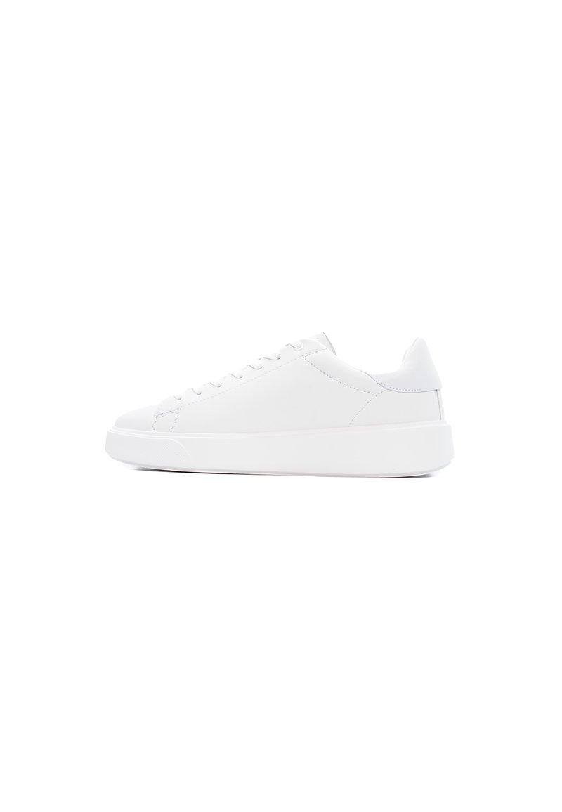 Zapatilla de cuero blanca con un diseño elegante, punta redonda, suela plana y cierre minimalista con cordones. Textura suave con acentos sutiles.