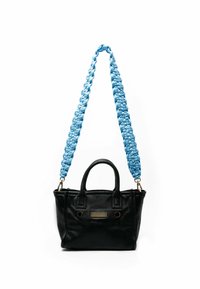 Sac à main en cuir noir avec une bandoulière tressée bleue, présentant un design structuré, des poignées rondes et un accent décoratif en métal doré.