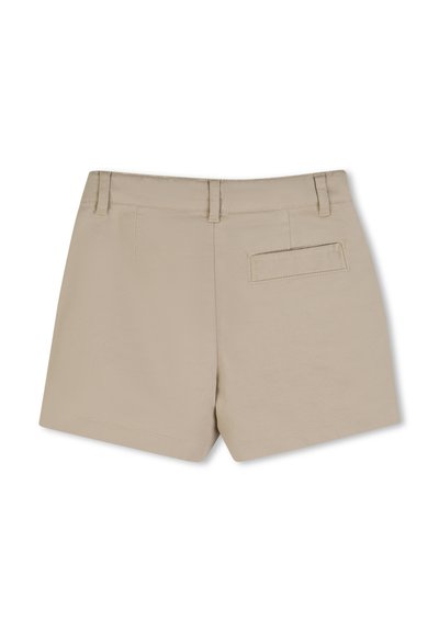 Shorts beiges sur mesure avec passants pour ceinture et une poche passepoilée arrière unique, présentés à plat sur un fond blanc.