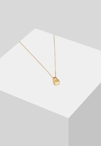 Guldhalskæde med en tynd kæde og en lille, rektangulær hængelåsvedhæng, med en glat finish og minimalistisk design.