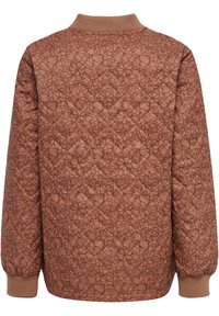 Kvadruppad brun jacka med en texturerad abstrakt mönster, ribbad krage och muddar, med en avslappnad passform och utan synliga knäppningar.