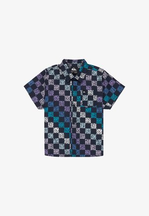 Korte mouwen overhemd met knopen en een meerkleurig geruit patroon in paars, blauw, teal en wit op een zwarte achtergrond.