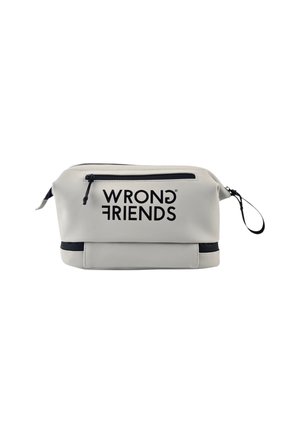 Grijze waterdichte cosmetica tas met een zwarte rits en het logo "WRONG FRIENDS" in vetgedrukte letters. Bevat een gestructureerde afwerking en een zijlus.