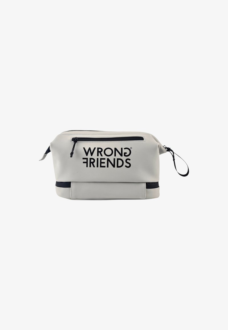Borsa cosmetica impermeabile grigia con zip nera e il logo "WRONG FRIENDS" in caratteri bold. Presenta una finitura testurizzata e un anello laterale.