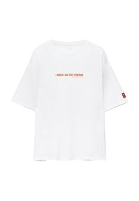 Weißes Baumwoll-T-Shirt mit kurzen Ärmeln, vorn mit einem orangefarbenen, gedruckten Text "ICH BRAUCHE EINE EISCREME" und einem kleinen Logo am Ärmel.