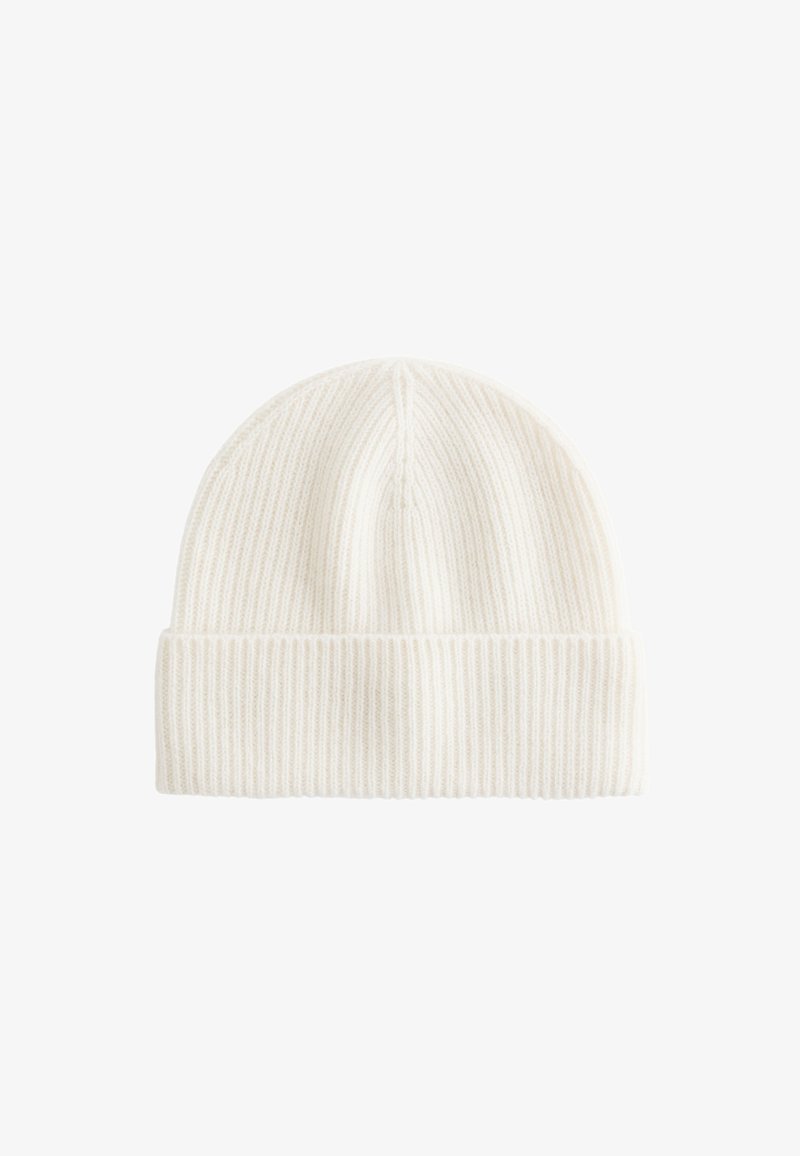 Bonnet en tricot côtelé blanc avec un revers, texture douce et fit ajusté, conçu pour la chaleur et le confort.