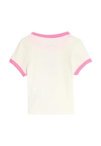 Hvid t-shirt med korte ærmer, ribbet tekstur og lyserøde detaljer ved kraven og ærmerne, med en enkel rund halsudskæring.