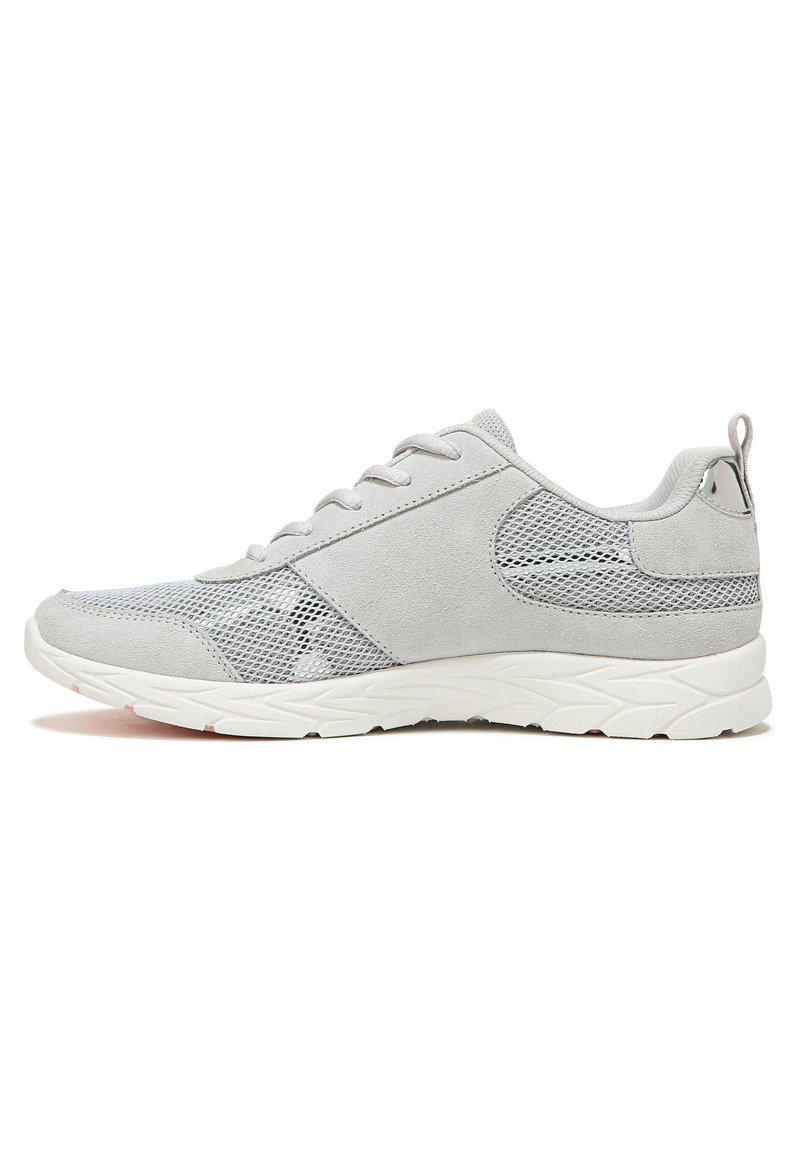 Grijze sportieve schoen met een mix van suede en mesh materialen, voorzien van een gevoerde kraag, vetersluiting aan de voorkant en een gestructureerde witte zool.