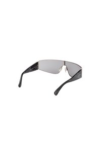 Okulary przeciwsłoneczne z elegancką czarną plastikową ramką i srebrnymi akcentami; szare przyciemniane soczewki; smukły design z zakrzywionymi ramionami dla wygody.