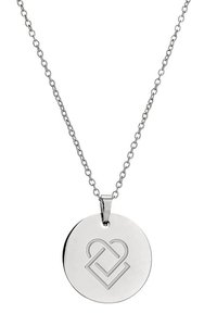 Zilveren ketting met een ronde hanger met een gegraveerd ontwerp van onderling verbonden harten, opgehangen aan een delicate ketting.