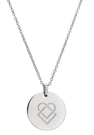 Silberne Halskette mit einem runden Anhänger, der ein graviertes, ineinandergreifendes Herzdesign zeigt, aufgehängt an einer zarten Kette.