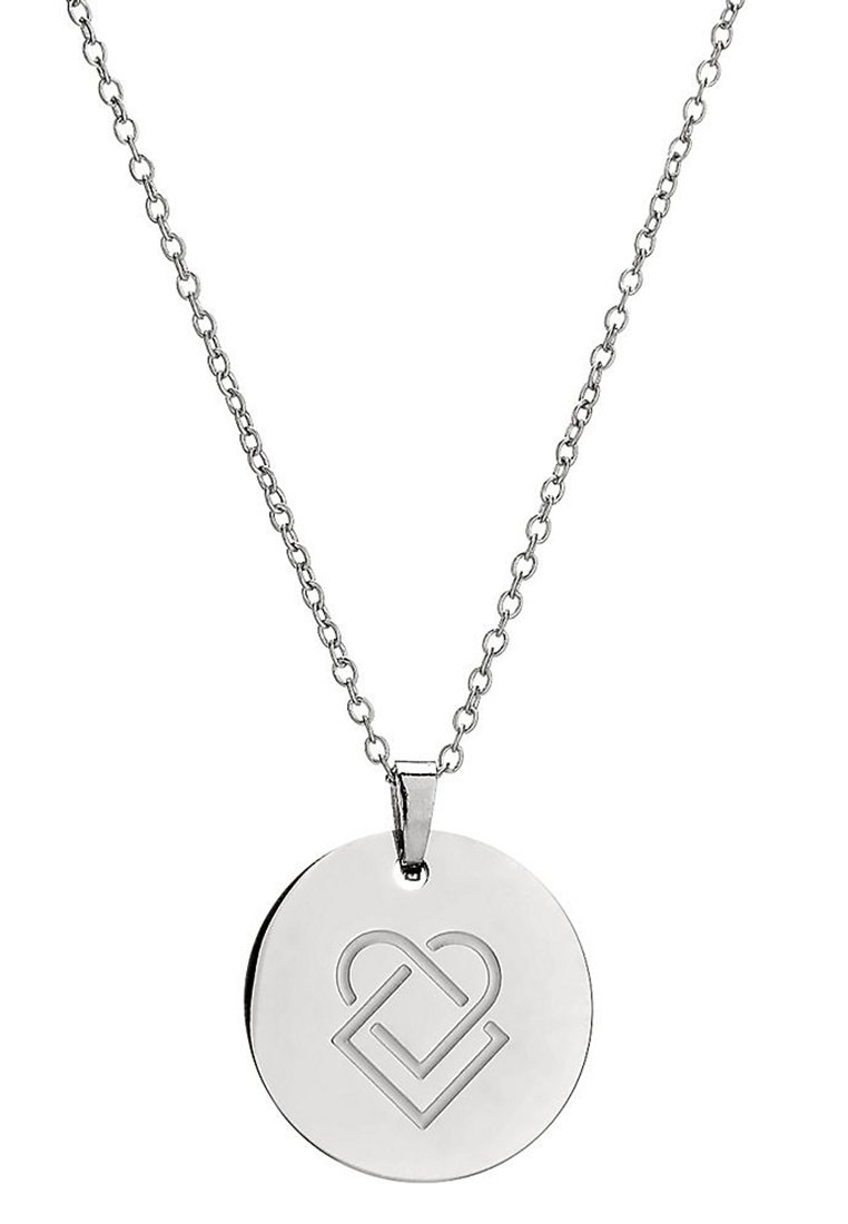Zilveren ketting met een ronde hanger met een gegraveerd ontwerp van onderling verbonden harten, opgehangen aan een delicate ketting.