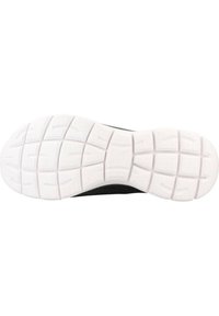 Chaussure de sport noire avec une semelle en caoutchouc blanc texturé présentant un motif en grille pour une meilleure adhérence. Le design de la tige est épuré et respirant.