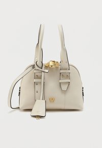 Béžová kožená kabelka s čiernymi akcentmi, dvojitými rúčkami, zipsovým uzáverom, zlatými kovovými doplnkami a odnímateľnou etiketu s logom značky.