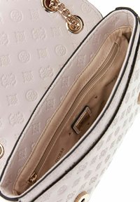 Borsa a mano bianca con finitura liscia, caratterizzata da un accento di catena dorata, tasca con cerniera e fodera interna con marchio.