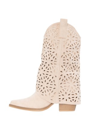 Bota de vaquero de gamuza beige hasta la mitad de la pantorrilla con patrones geométricos cortados con láser, tacón apilado de madera y tira para tirar en la parte superior.