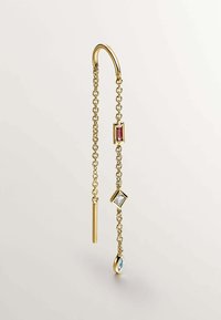 Pendiente de cadena de oro que presenta tres piedras geométricas: una piedra rectangular roja, una piedra transparente en forma de diamante y una piedra azul en forma de marquesa.