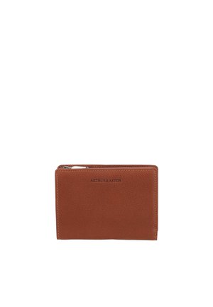 Portefeuille en cuir marron avec fermeture éclair visible et logo "ARTHUR&ASTON" embossé sur le devant, présenté sur fond blanc.