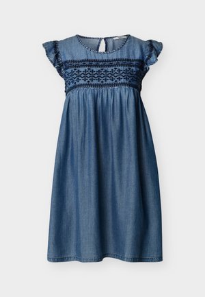 Robe bleu denim avec manches courtes à volants, empiècement brodé, taille froncée et fermeture par bouton à ouverture en goutte d'eau au dos.