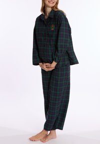 Groen en marineblauw geruit pyjama set, bestaande uit een geknoopte overhemd met kraag en relaxed-fit broek, gemaakt van zachte stof met een geborduurd logo.