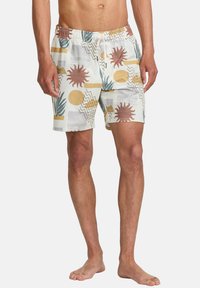 Costumi da bagno da uomo in un tessuto leggero, caratterizzati da un motivo colorato di soli, cerchi e foglie su uno sfondo bianco. Vita elastica.