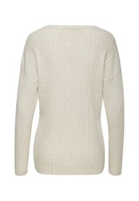 Hellbeige gerippter Langarmpullover mit weitem Ausschnitt, weichem Material und figurbetonter Silhouette, ausgestattet mit einem glatten, gleichmäßigen Strickmuster.
