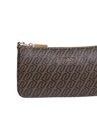 Pochette in pelle marrone con motivo a fantasie, chiusura con cerniera, design geometrico e dettagli con logo "LIU JO" in oro.