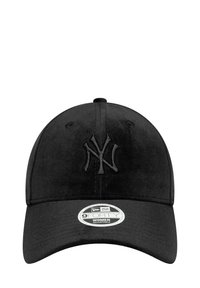 Cappello nero realizzato in materiale morbido con logo NY ricamato. Presenta un visiera curvata e una chiusura regolabile sul retro.