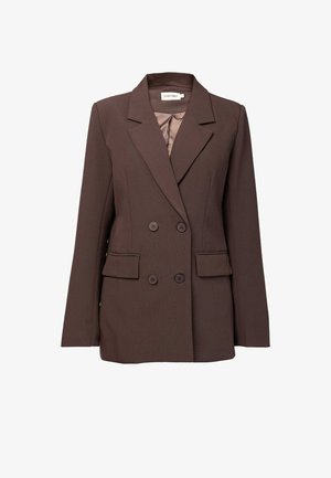 Hnědý dvouřadý blejzr vyrobený z tkané látky má klopové límce, dvě přední kapsy a čtyři knoflíky vpředu.