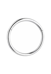 Anillo circular de plata con un acabado suave y pulido. Bucle continuo con un sutil detalle de bisagra en una sección. Sin adornos adicionales.
