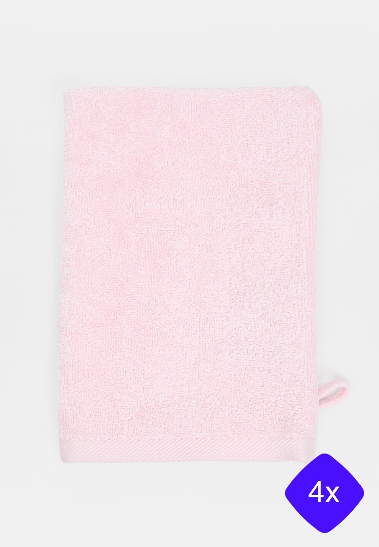 Serviette en coton rose doux, forme rectangulaire, surface texturée, avec une boucle de suspension sur un bord. Paquet de quatre indiqué par une étiquette violette.