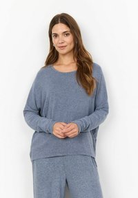 Haut bleu clair à manches longues en tissu doux, avec une coupe décontractée et un col rond, associé à un bas assorti en matériau similaire.