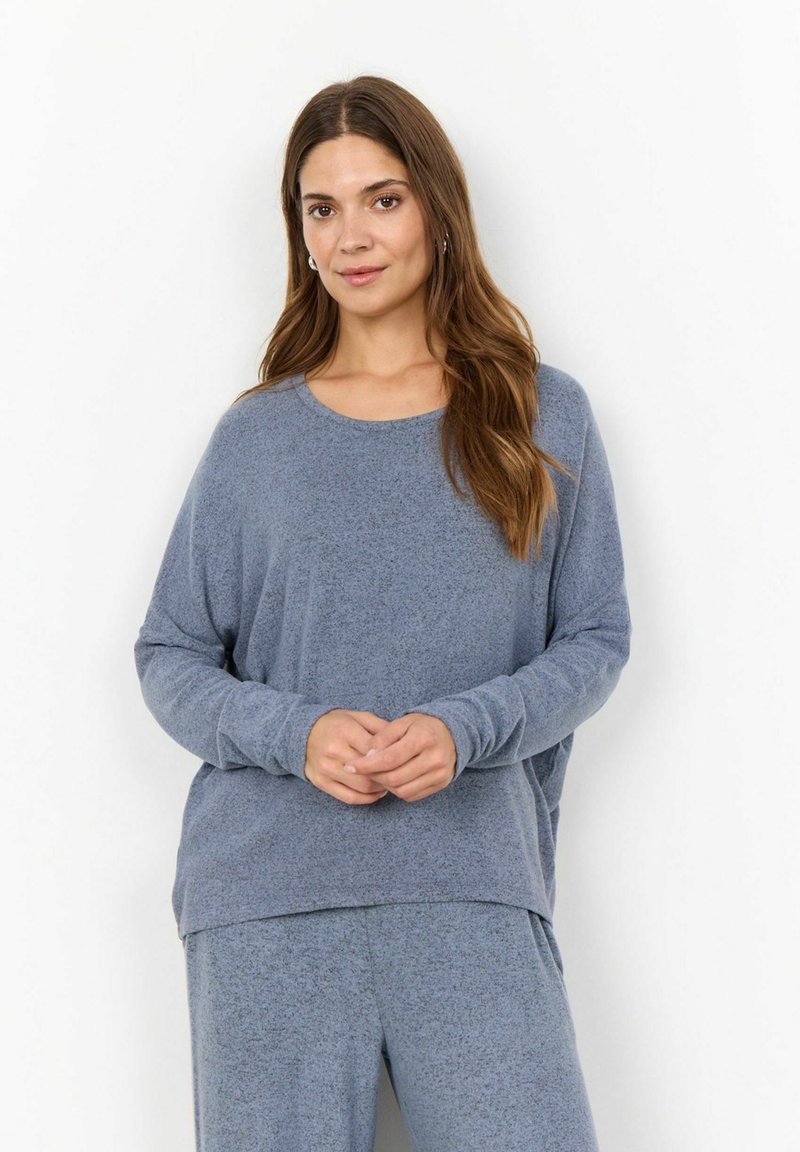 Haut bleu clair à manches longues en tissu doux, avec une coupe décontractée et un col rond, associé à un bas assorti en matériau similaire.