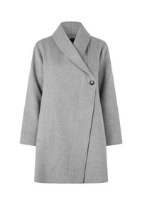 Ljusgrå ullrock med bred sjalkrage, långa ärmar, asymmetrisk front och en enda svart knäppning.