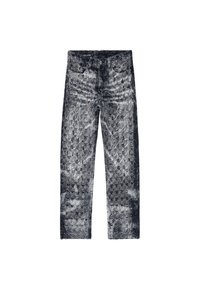 Jean en denim avec un motif noir et gris délavé, présentant une coupe droite, un design à cinq poches et une fermeture à bouton. Détails de surface texturés.