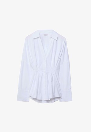Witte blouse met lange mouwen, geplooide taille details, brede manchetten, open kraag en een licht uitlopende zoom, getoond tegen een effen achtergrond.