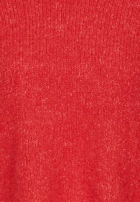 Tessuto lavorato a maglia rosso con una texture morbida; presenta lievi variazioni di tonalità e uno spessore medio, adatto per capi di abbigliamento.